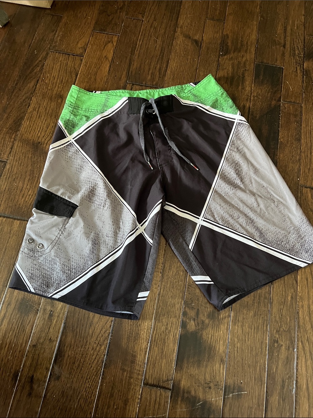 Tony Hawk Black, Gray & Green Men's Swim 32 Board Shorts Geometric pattern H60